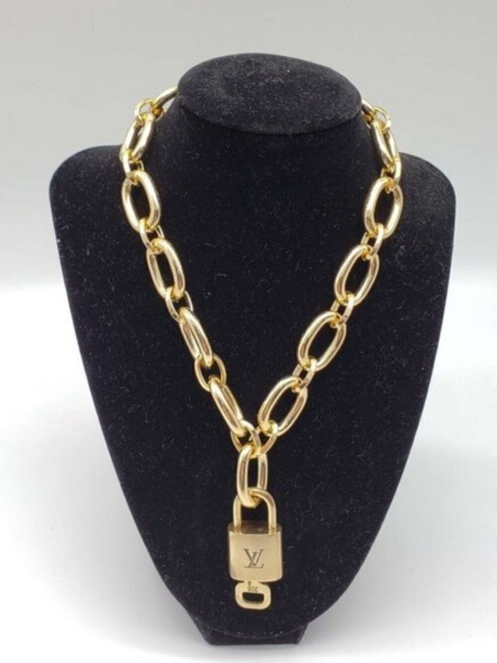 Gold-Plated Necklace with Authentic Louis Vuitton Padlock - Picture 12 of 15